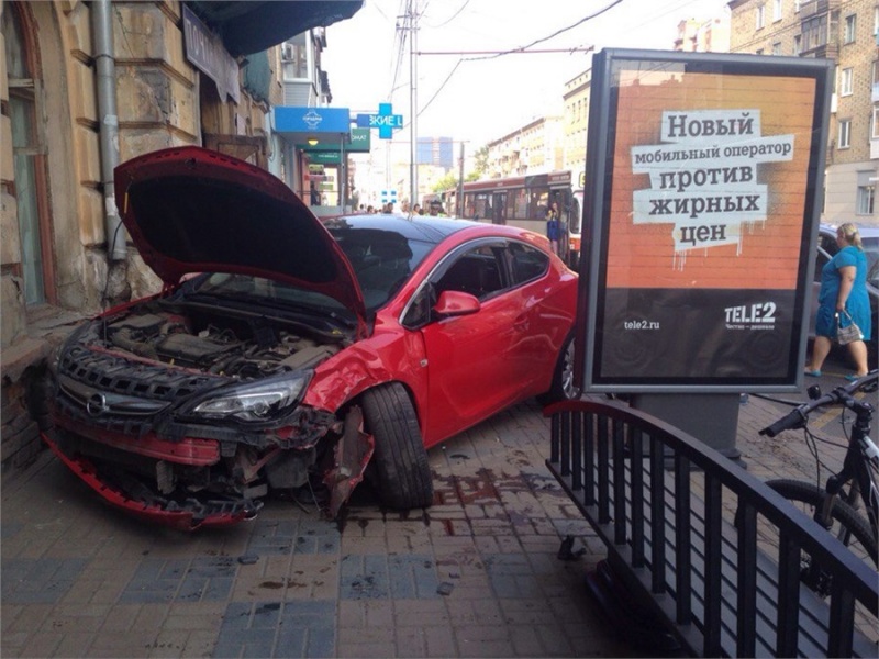 В Красноярске в центре города иномарка вылетела на тротуар