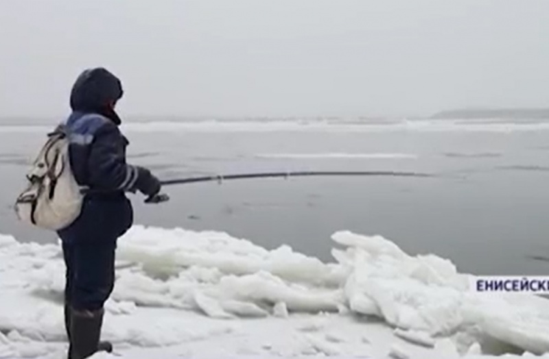 На севере Красноярского края мужчина спас 10-летнюю девочку с оторвавшейся льдина при помощи удочки 