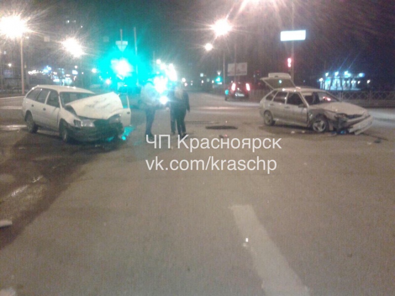 На перекрестке произошло. ДТП на перекрестке Красноярск. Авария в Красноярске сегодня утром на Авиаторов. Авария Красноярск на Молокова 22 3 часа.