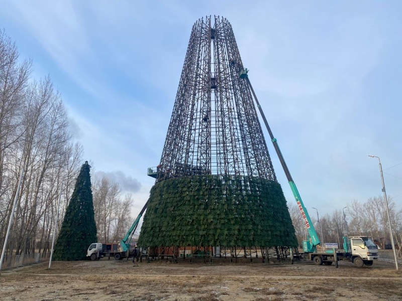 На острове Татышев монтируют главную елку города