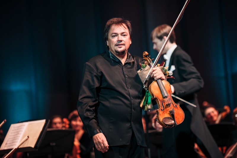 Виртуозным концертом Паганини открылся новый творческий сезон в Красноярской филармонии