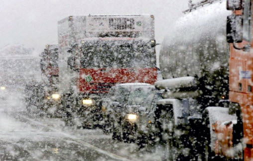 Снегопад на федеральных трассах Красноярского края и Республики Хакасия осложнил движение транспорта