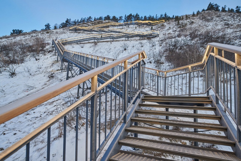В Красноярске возвели лестницу к видовой площадке Серебряного лога