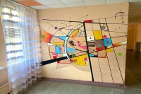 Дворник расписал стены красноярской школы