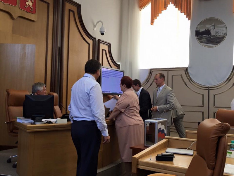 После голосования за отставку председателя и вице-спикера красноярского Горсовета депутаты чуть не подрались