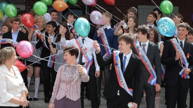 Красноярские выпускники в день Последнего звонка посетят театр и авиашоу