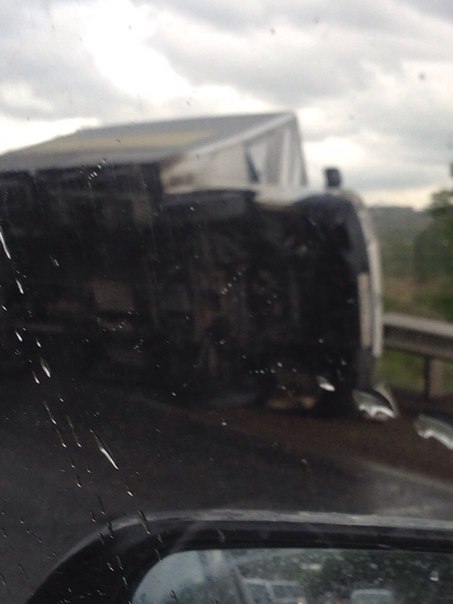 В результате аварии в Красноярске едва не перевернулся грузовик