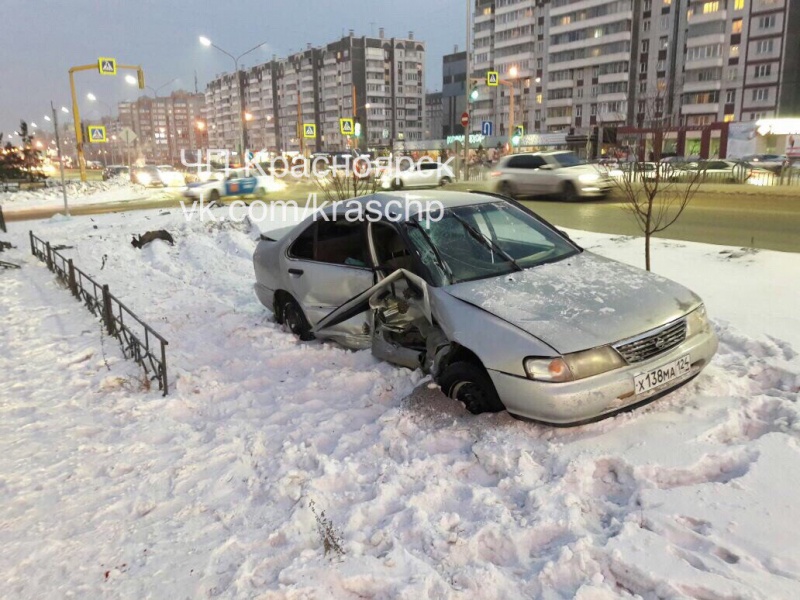 В Красноярске в массовом ДТП с участием 4 машин пострадал виновник аварии 