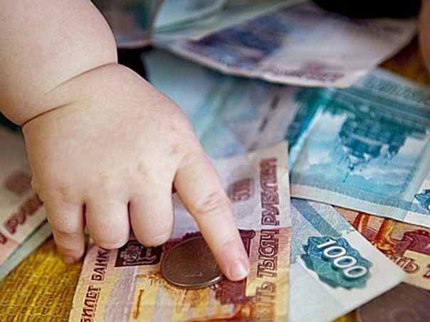 В Красноярском крае приставы списали алименты с банковской карты должницы