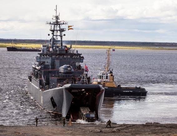 Канские кадеты-моряки побывали на борту большого противолодочного корабля "Североморск", впервые зашедшего в порт Диксон