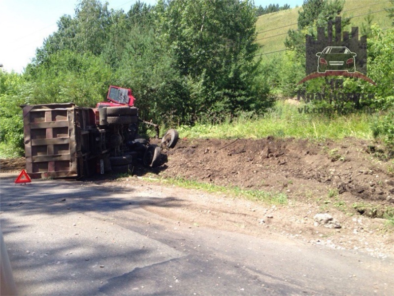 В Красноярске перевернулся грузовик