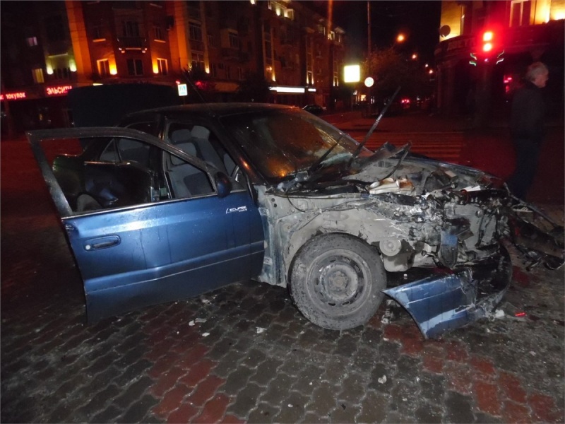 В результате ДТП в Красноярске один автомобиль врезался в столб, другой в здание
