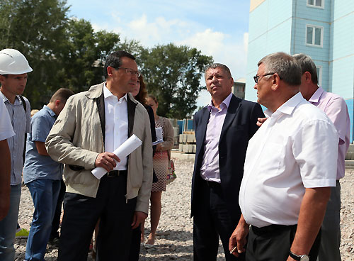 Глава города Красноярска Эдхам Акбулатов: «Из ветхих и аварийных домов будут переселены более 3300 красноярцев»